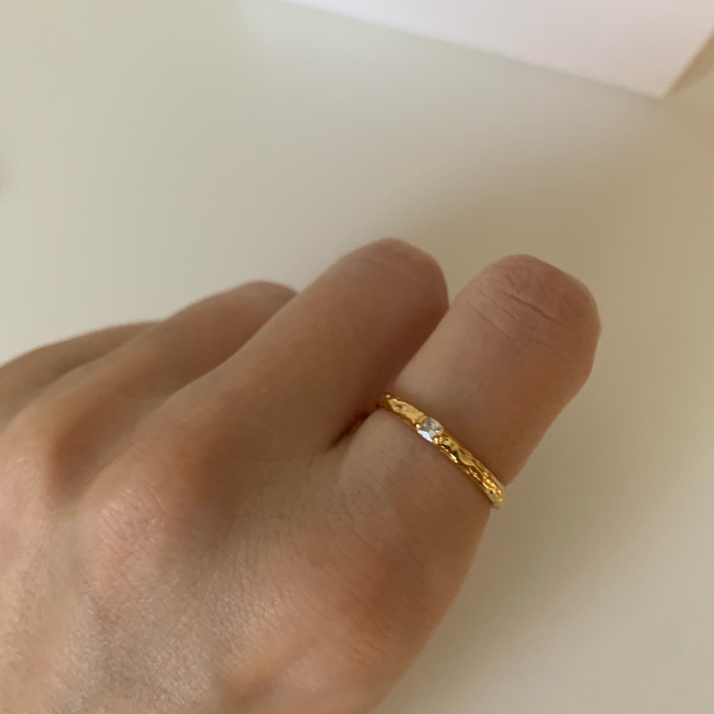 Simple Retro Gold Band Ring with Center Stone - Picture 2 of 4